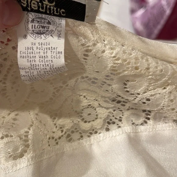 Robe, Valentino, ivory satin (poly) with lace. - Picture 10 of 11